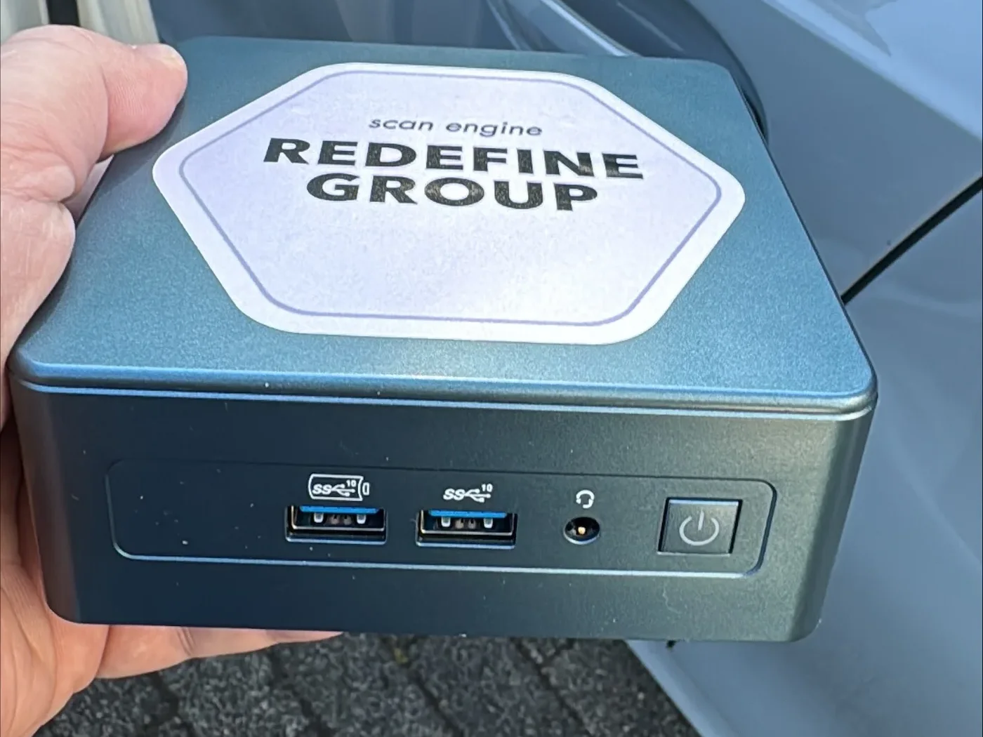Die Scan-Engine: kompakte Sicherheits-Appliance mit Sechseck-Label „scan engine – Redefine Group“